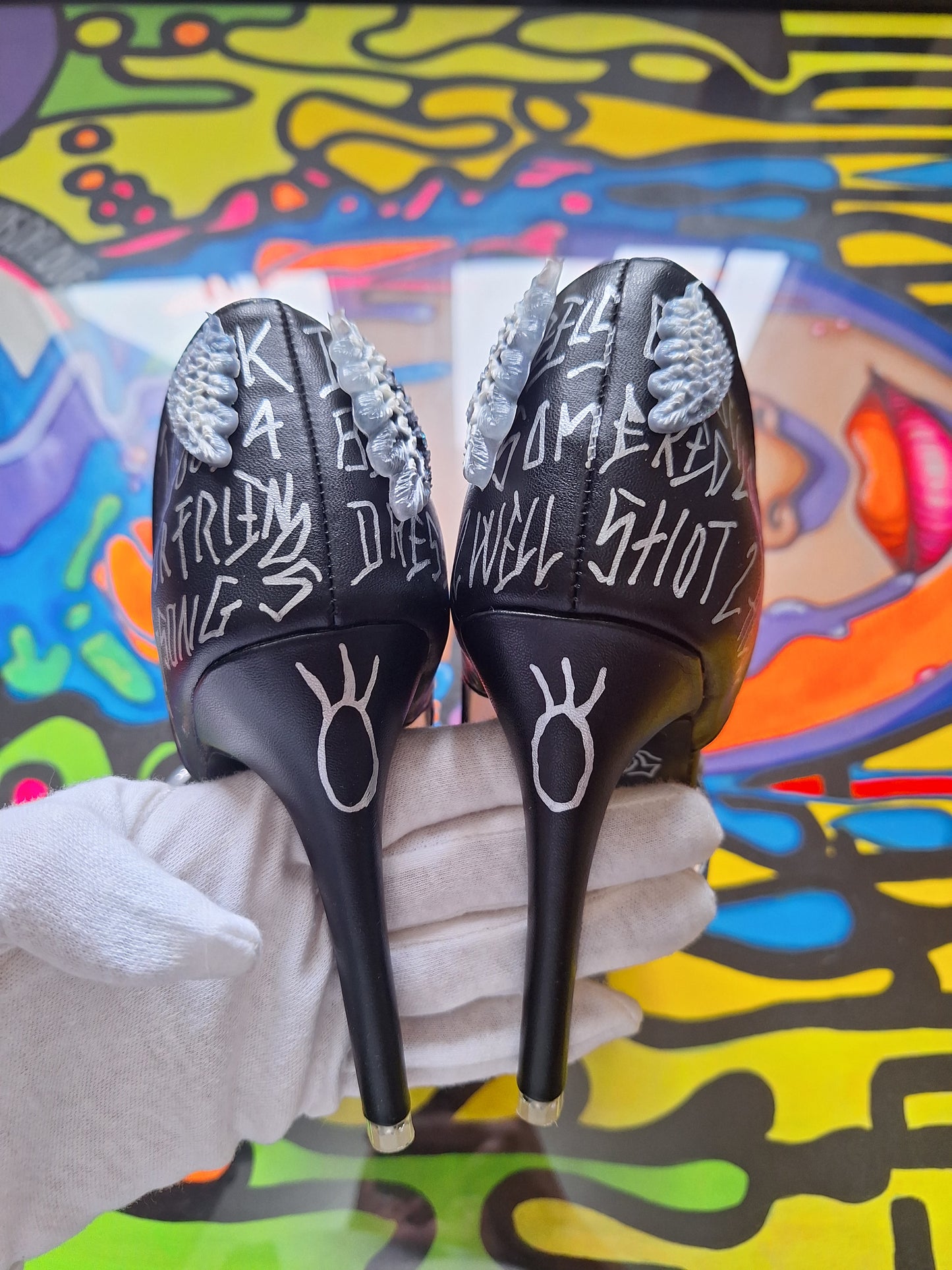 Zapatos negros de tacón pintados a mano – Inspirados en Jojo