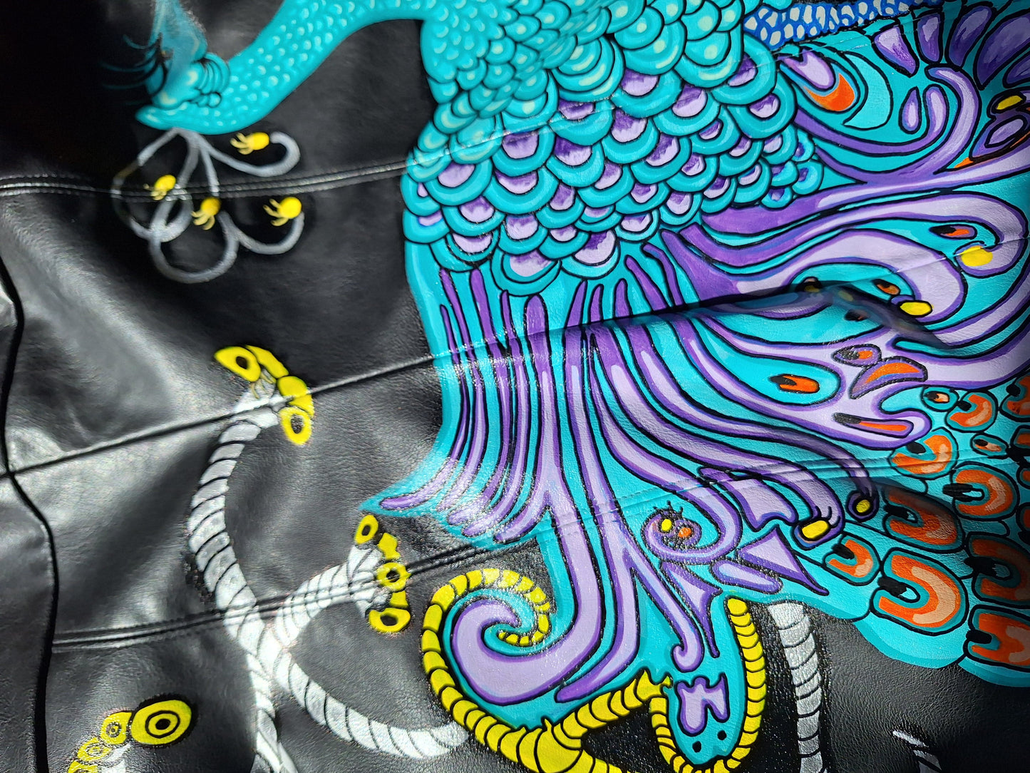 Vestido negro eco piel pintado a mano Pavo real