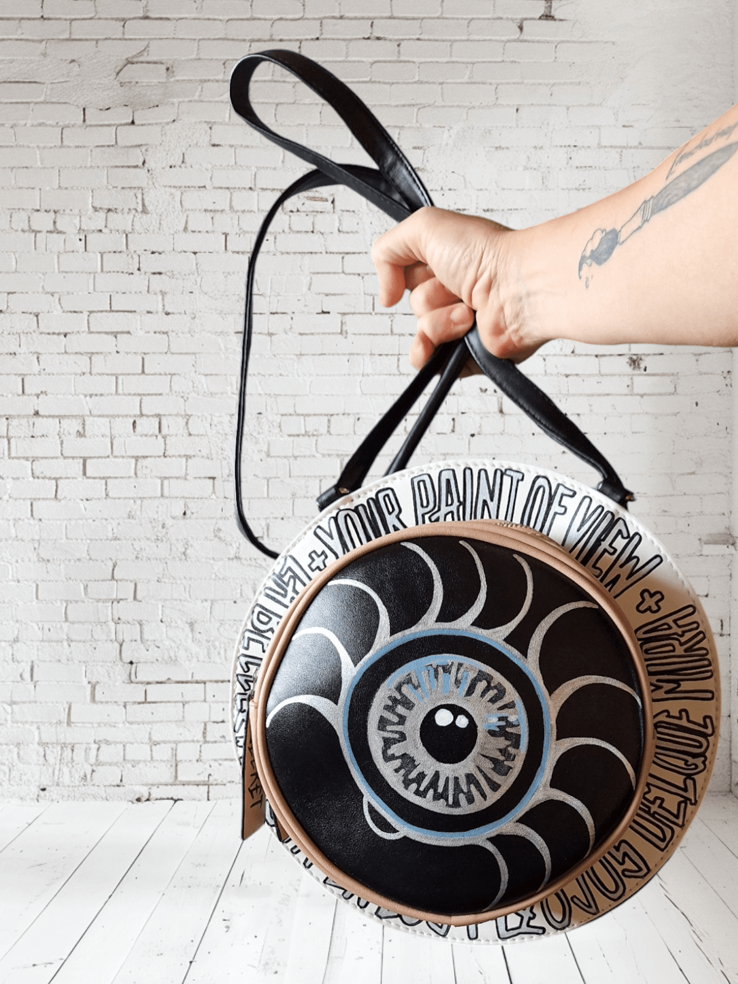 Bolso - mochila pintado a mano Pezojos Ibiza - Ropa pintada a mano en Pezojos