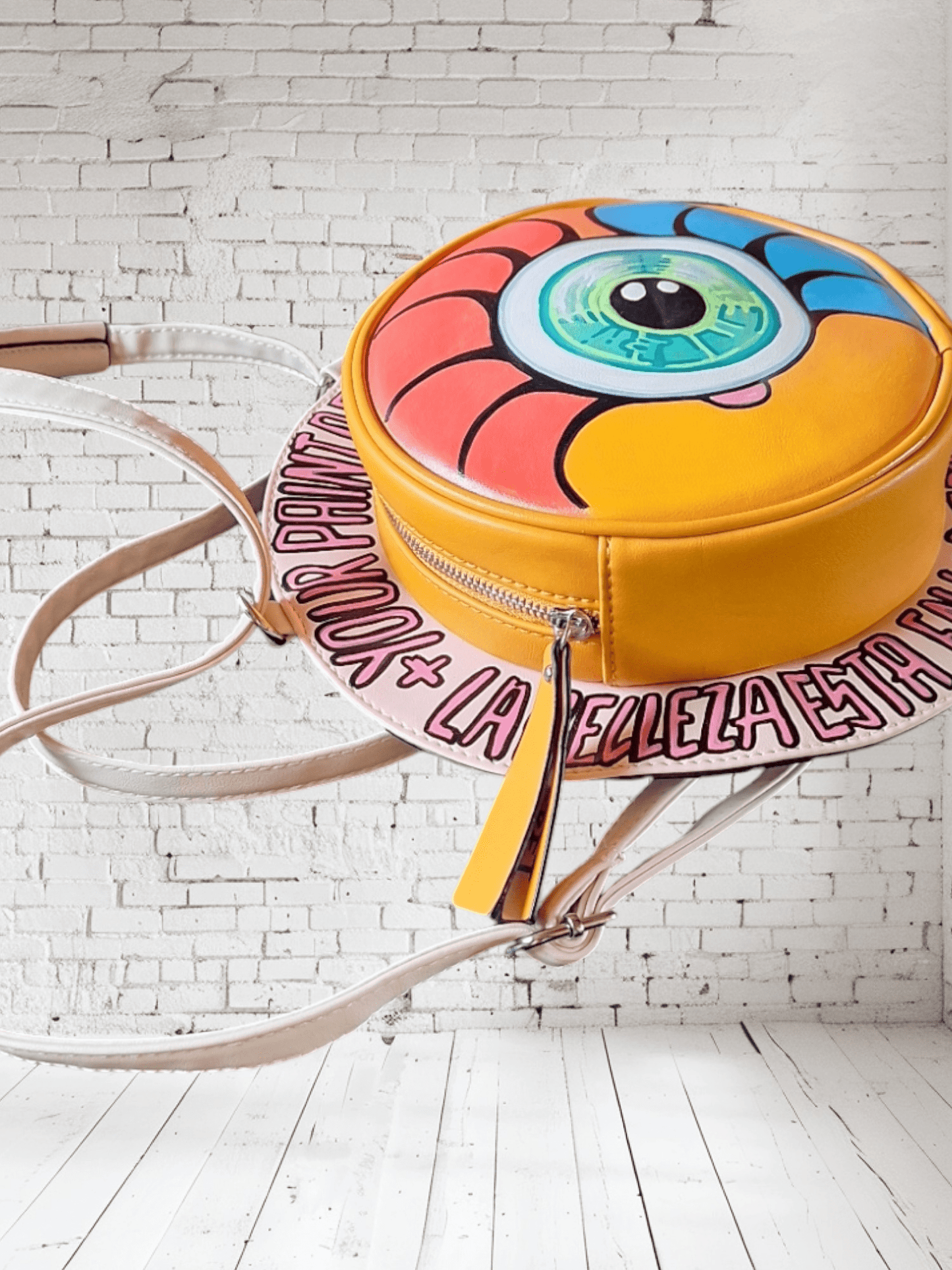 Bolso - mochila pintado a mano Pezojos Ibiza - Ropa pintada a mano en Pezojos