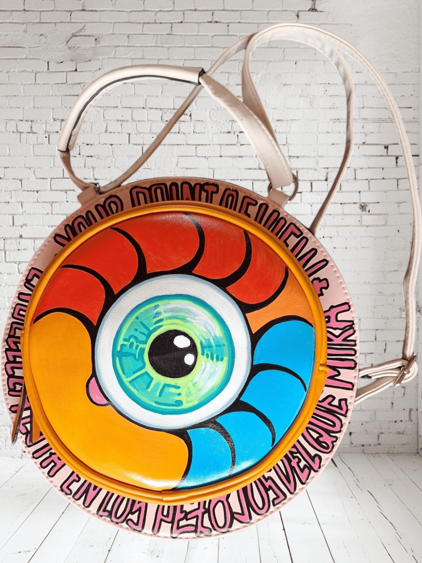 Bolso - mochila pintado a mano Pezojos Ibiza - Ropa pintada a mano en Pezojos