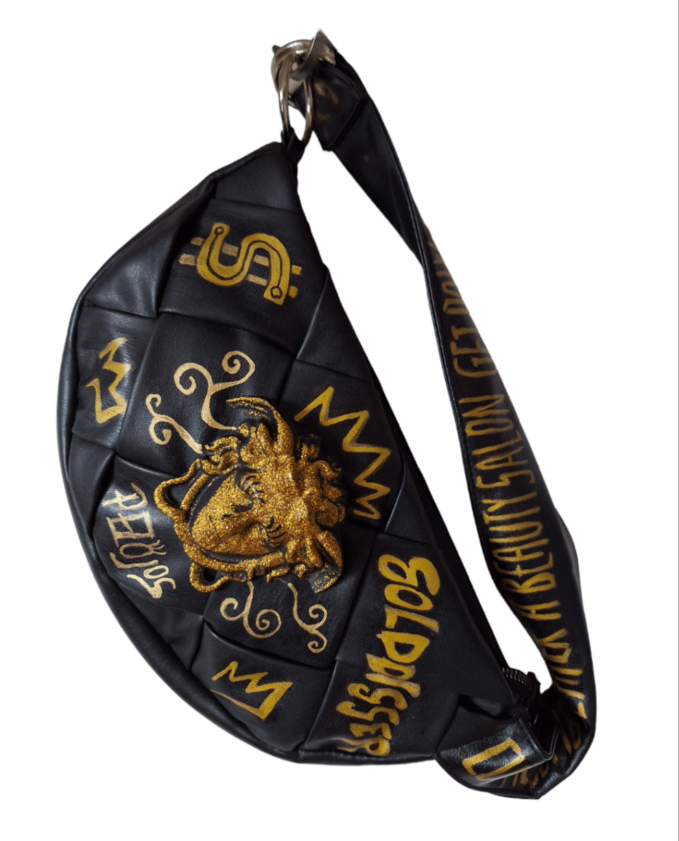 Bolso negro bandolera pintado golddigger - Ropa pintada a mano en Pezojos