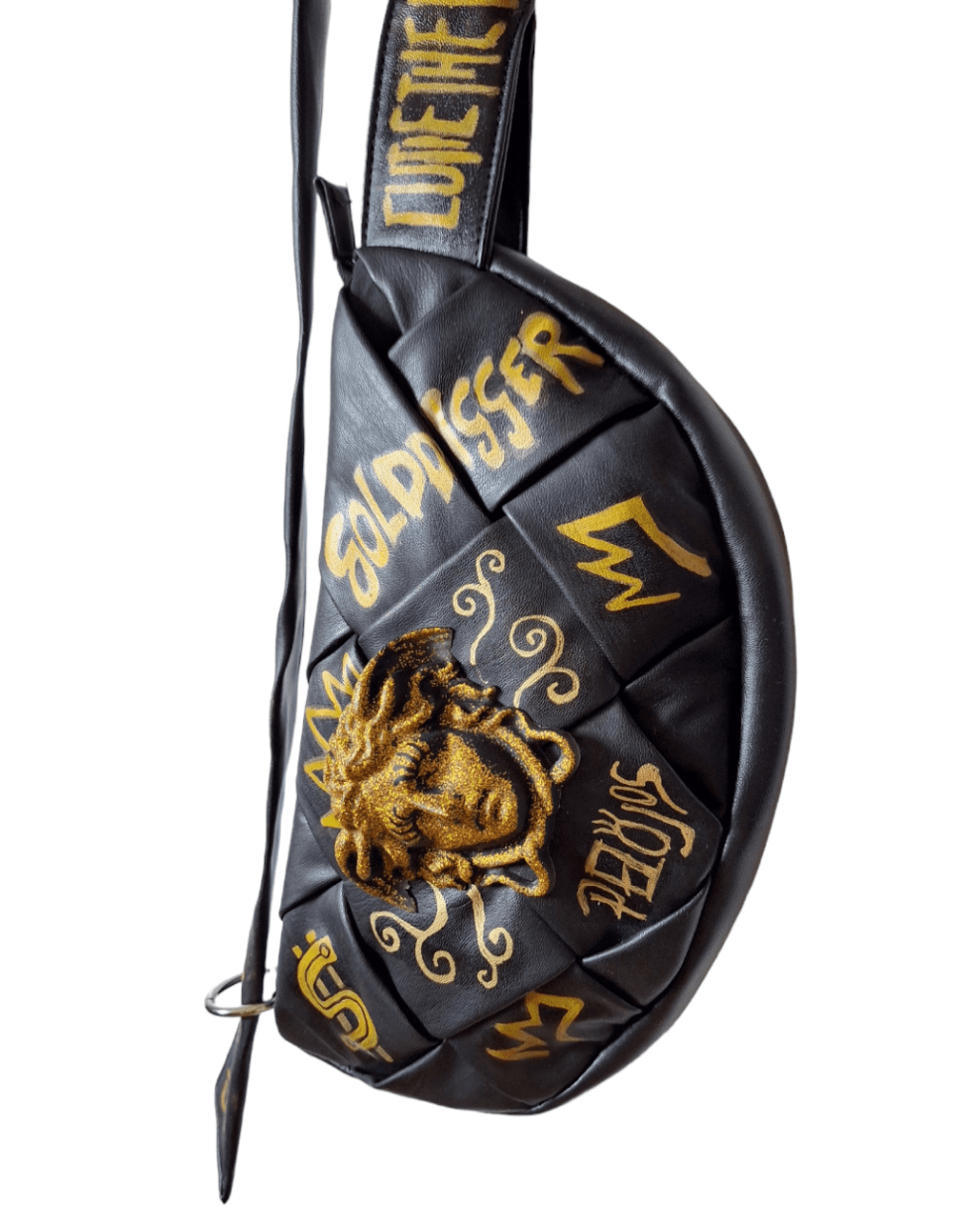 Bolso negro bandolera pintado golddigger - Ropa pintada a mano en Pezojos