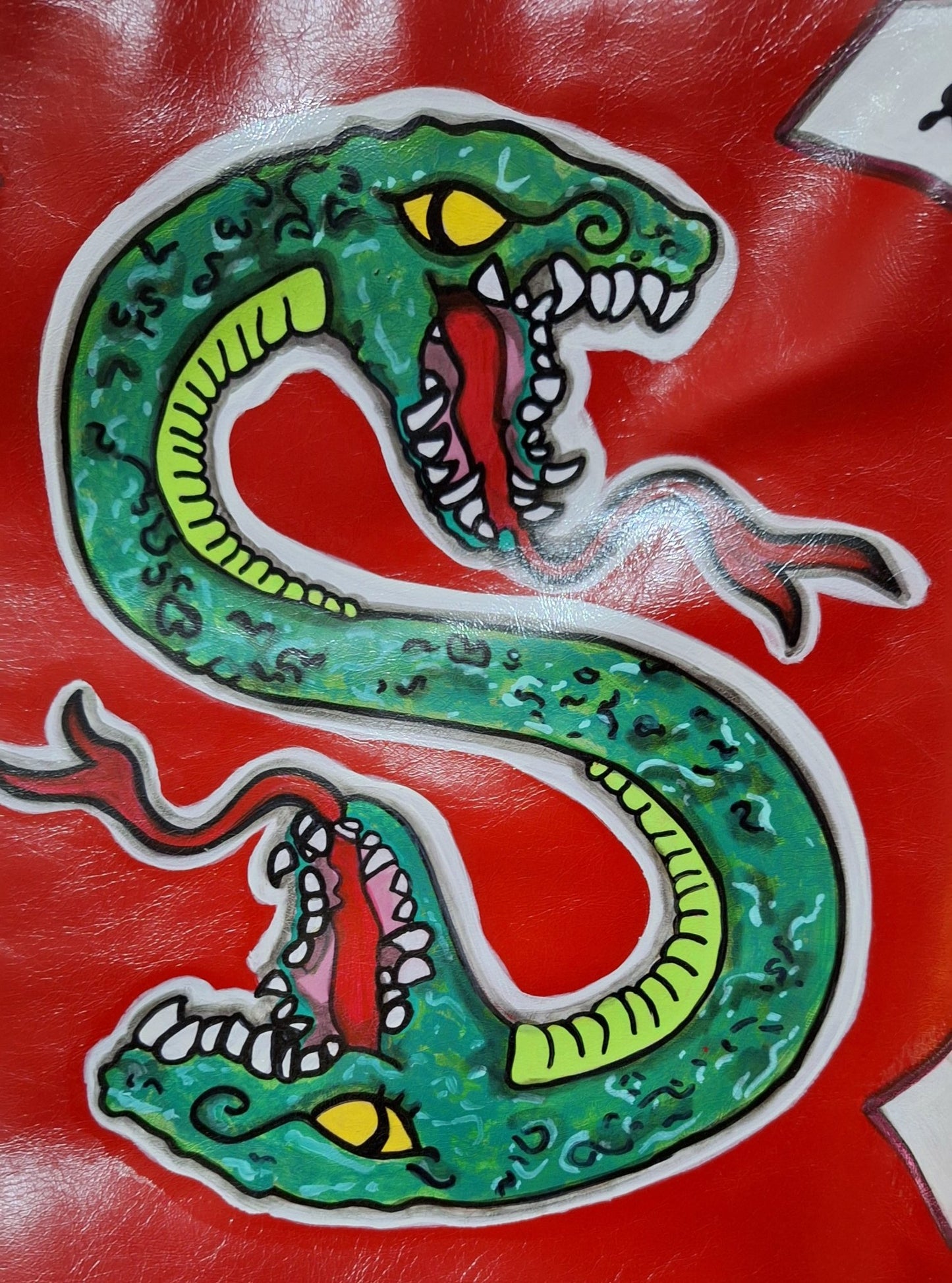 Bolso rojo pintado a mano Estilo Southside Serpents Polipiel - Ropa pintada a mano en Pezojos