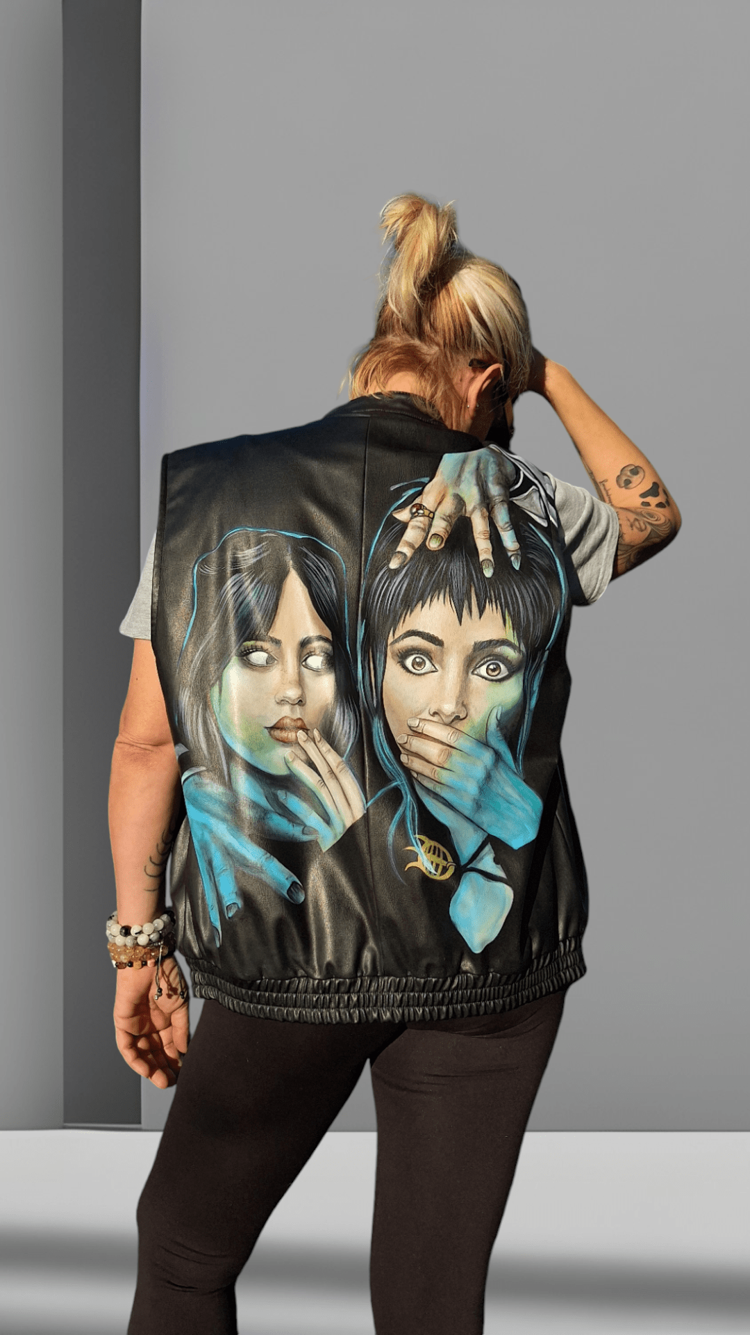 Chaleco Negro de Piel Sintética Pintado a Mano - Beetlejuice 2 - Ropa pintada a mano en Pezojos