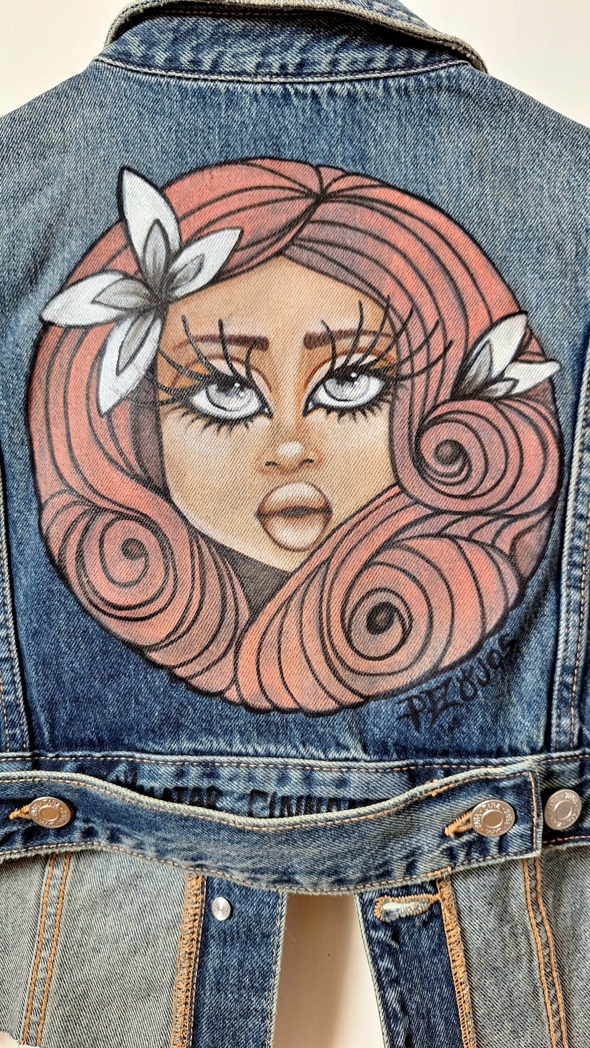 Chaleco pintado a mano Dollavatar Cinnamon - Ropa pintada a mano en Pezojos