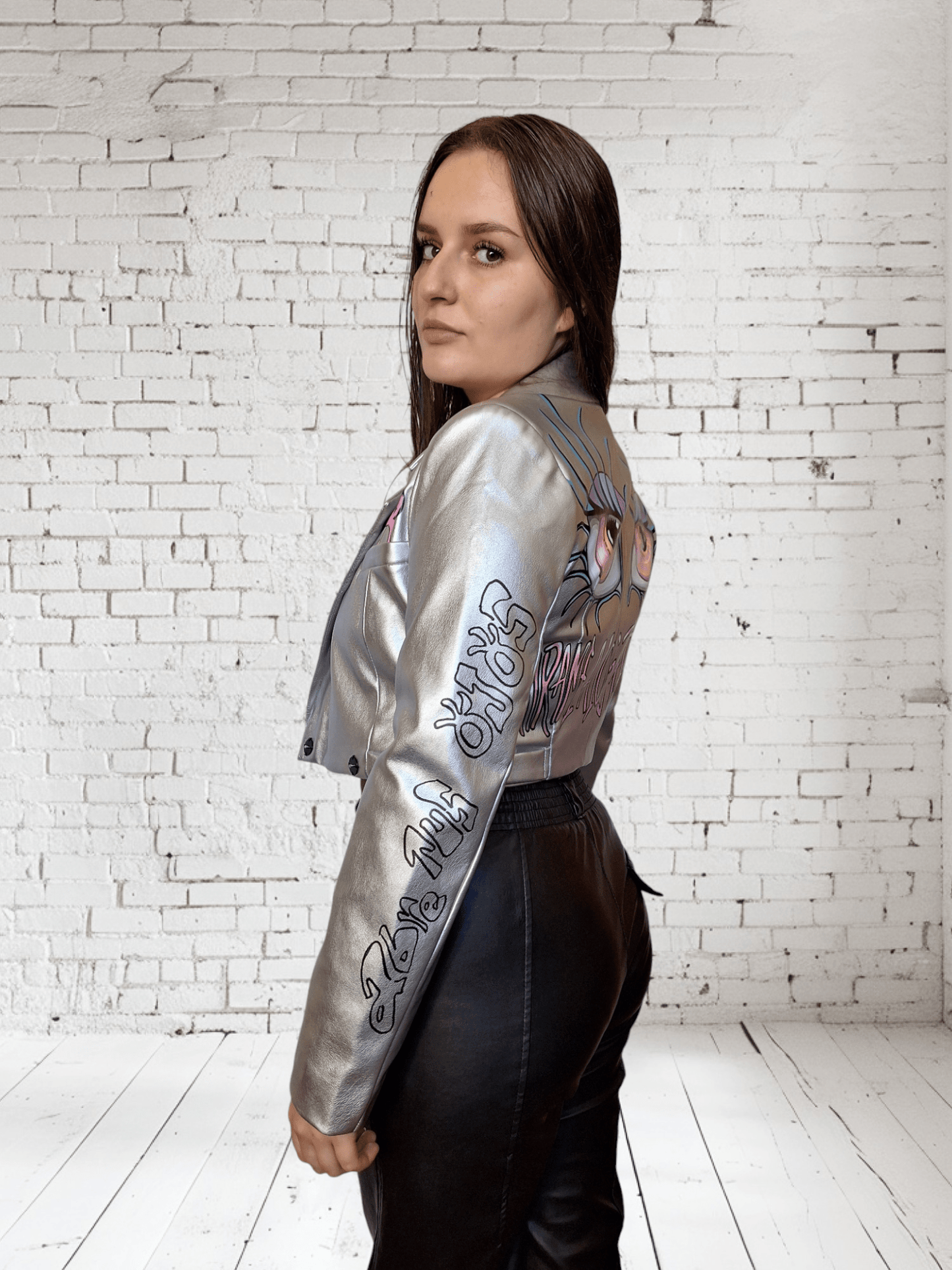 Chaqueta Biker plata pintada "Abre los ojos" - Ropa pintada a mano en Pezojos