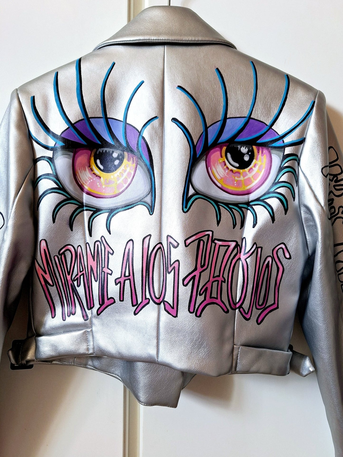 Chaqueta Biker plata pintada "Abre los ojos" - Ropa pintada a mano en Pezojos