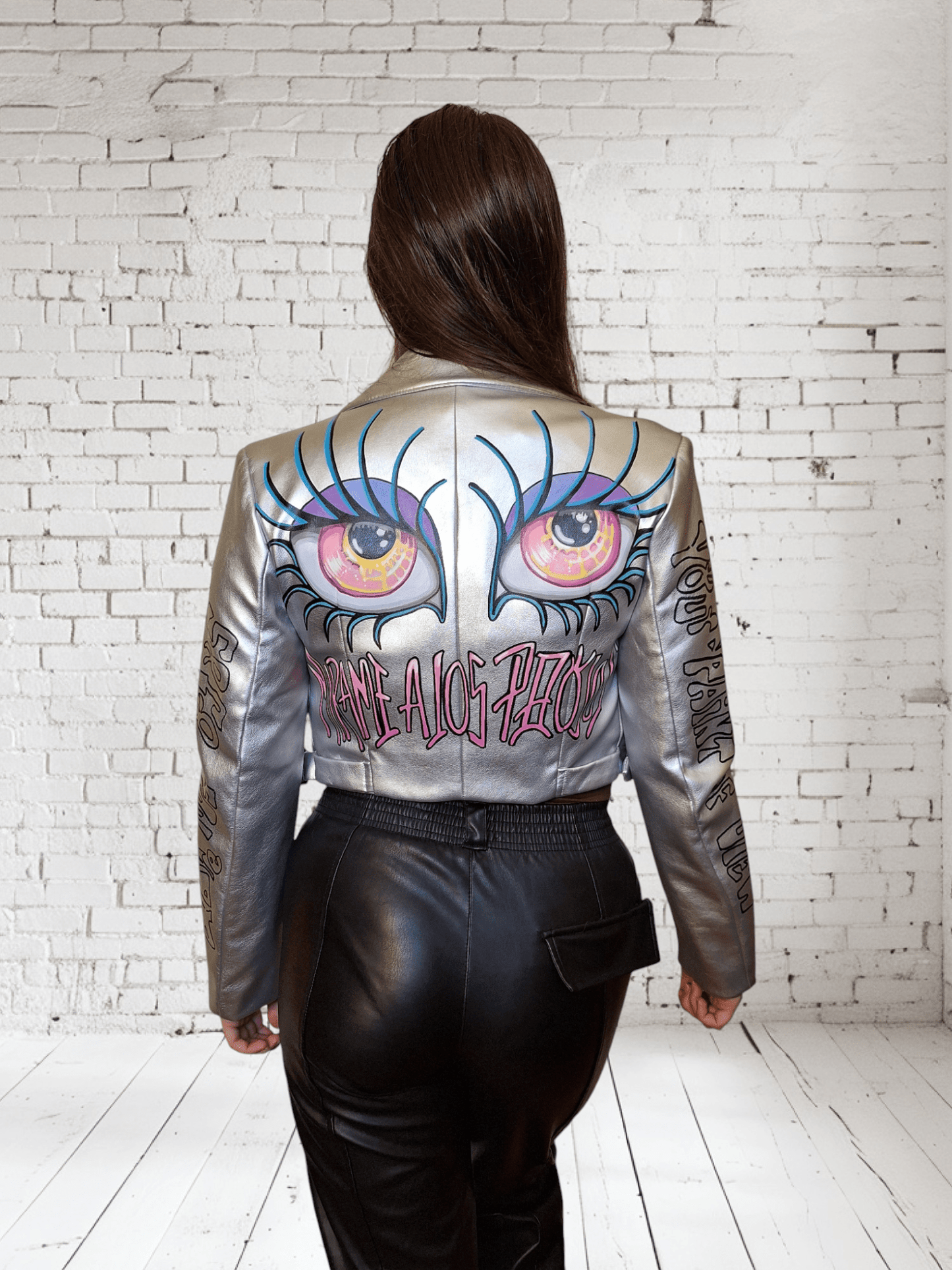Chaqueta Biker plata pintada "Abre los ojos" - Ropa pintada a mano en Pezojos