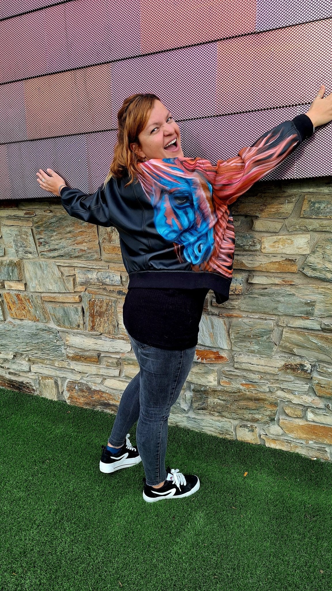 Chaqueta bomber de polipiel pintada a mano – Diseño exclusivo de caballo en azul y naranja - Ropa pintada a mano en Pezojos