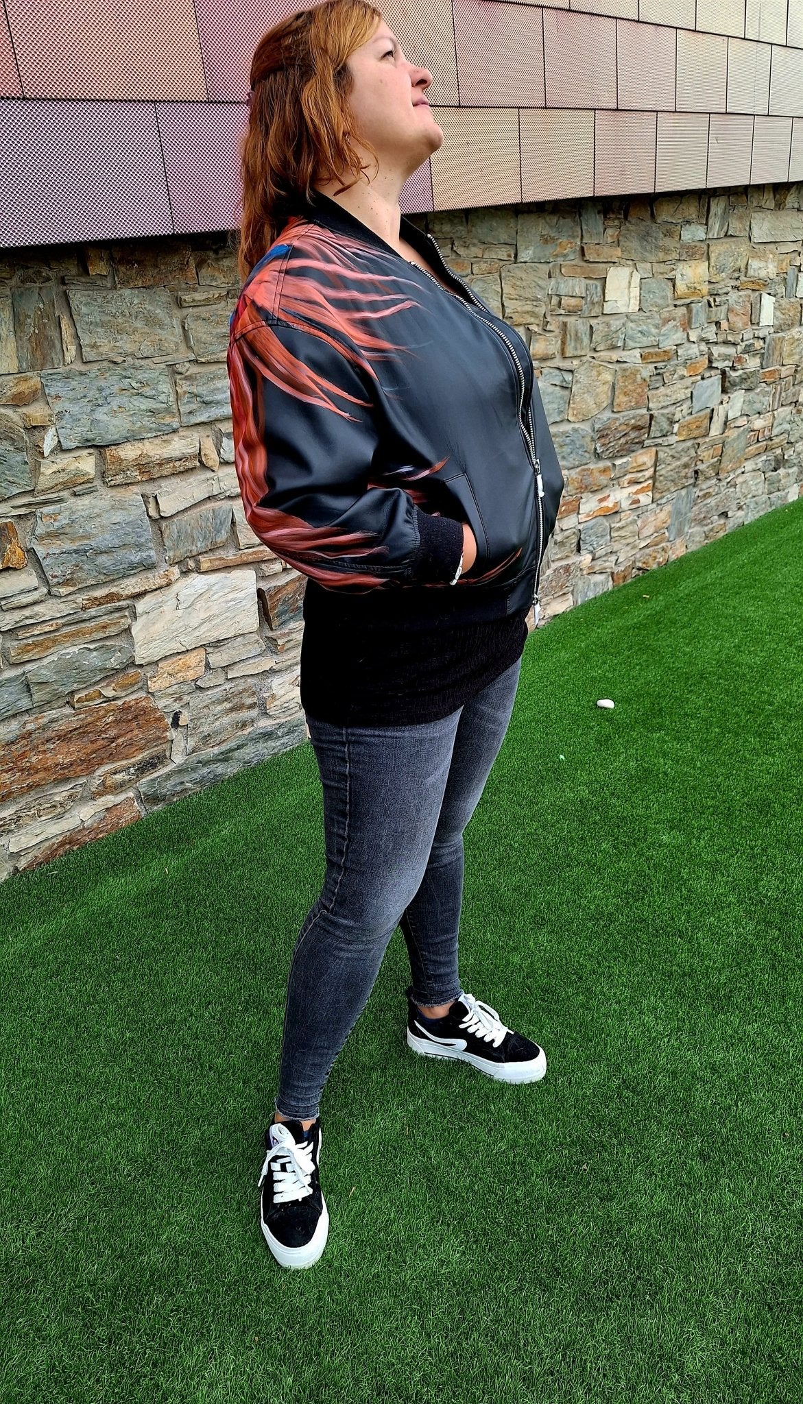 Chaqueta bomber de polipiel pintada a mano – Diseño exclusivo de caballo en azul y naranja - Ropa pintada a mano en Pezojos