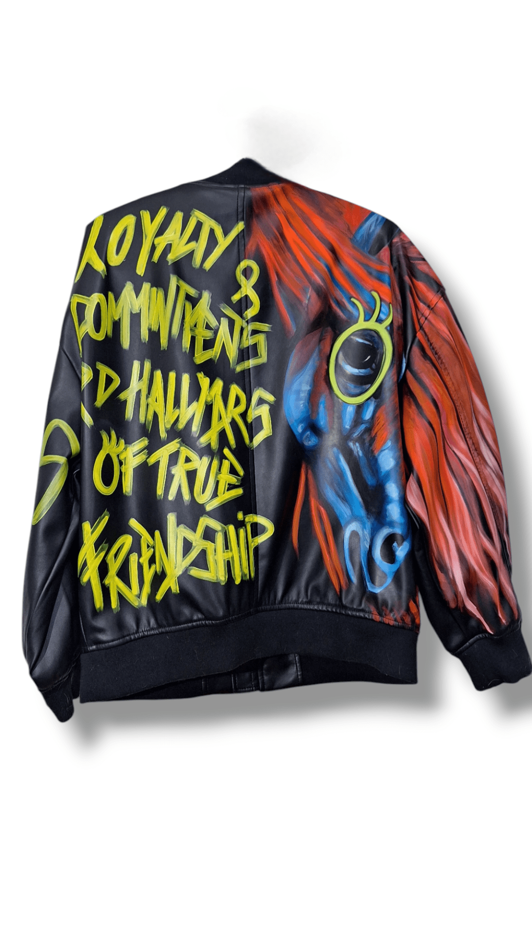 Chaqueta bomber de polipiel pintada a mano – Diseño exclusivo de caballo en azul y naranja - Ropa pintada a mano en Pezojos