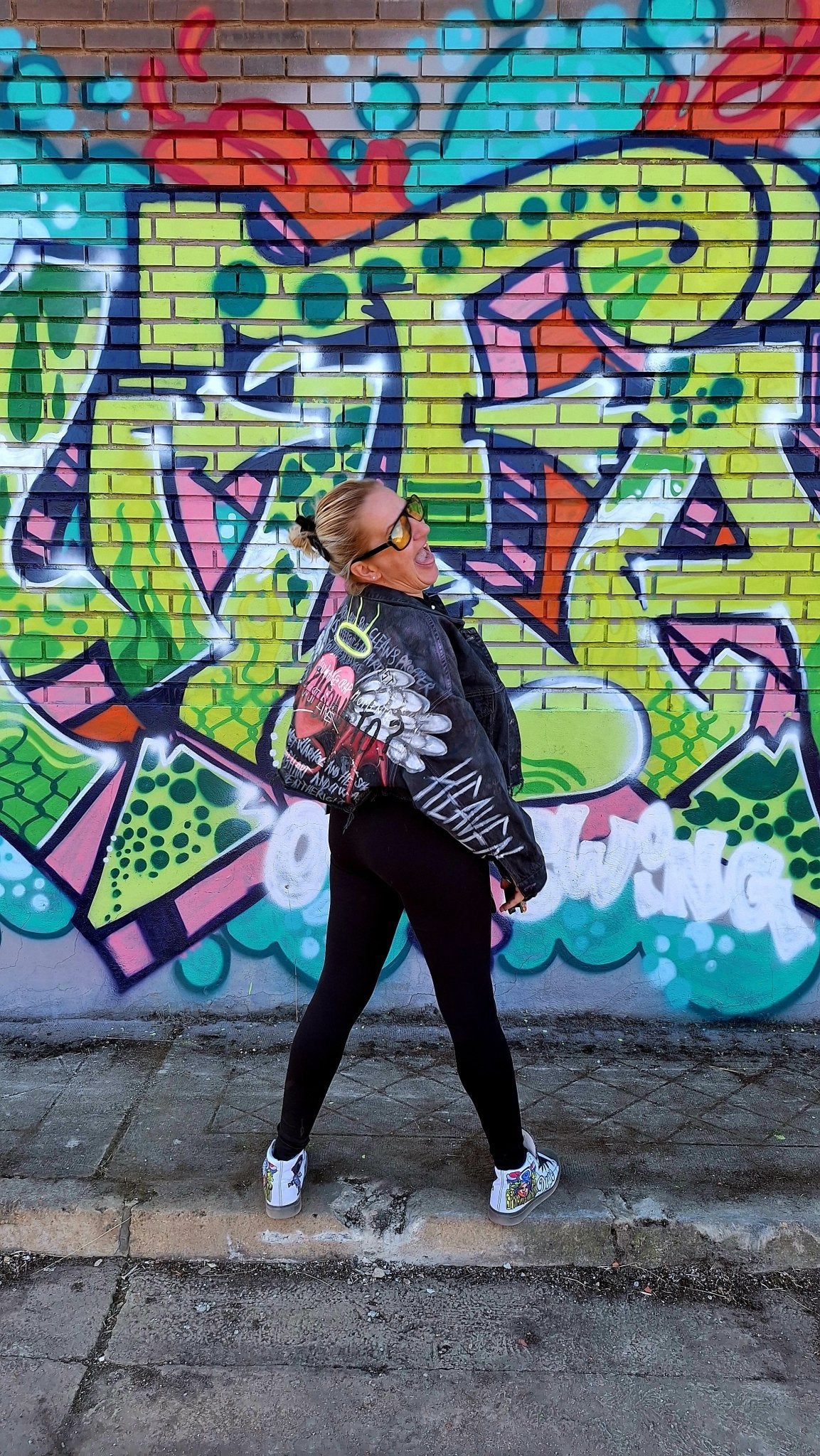 Chaqueta denim pintada a mano corazón Basquiat - Ropa pintada a mano en Pezojos