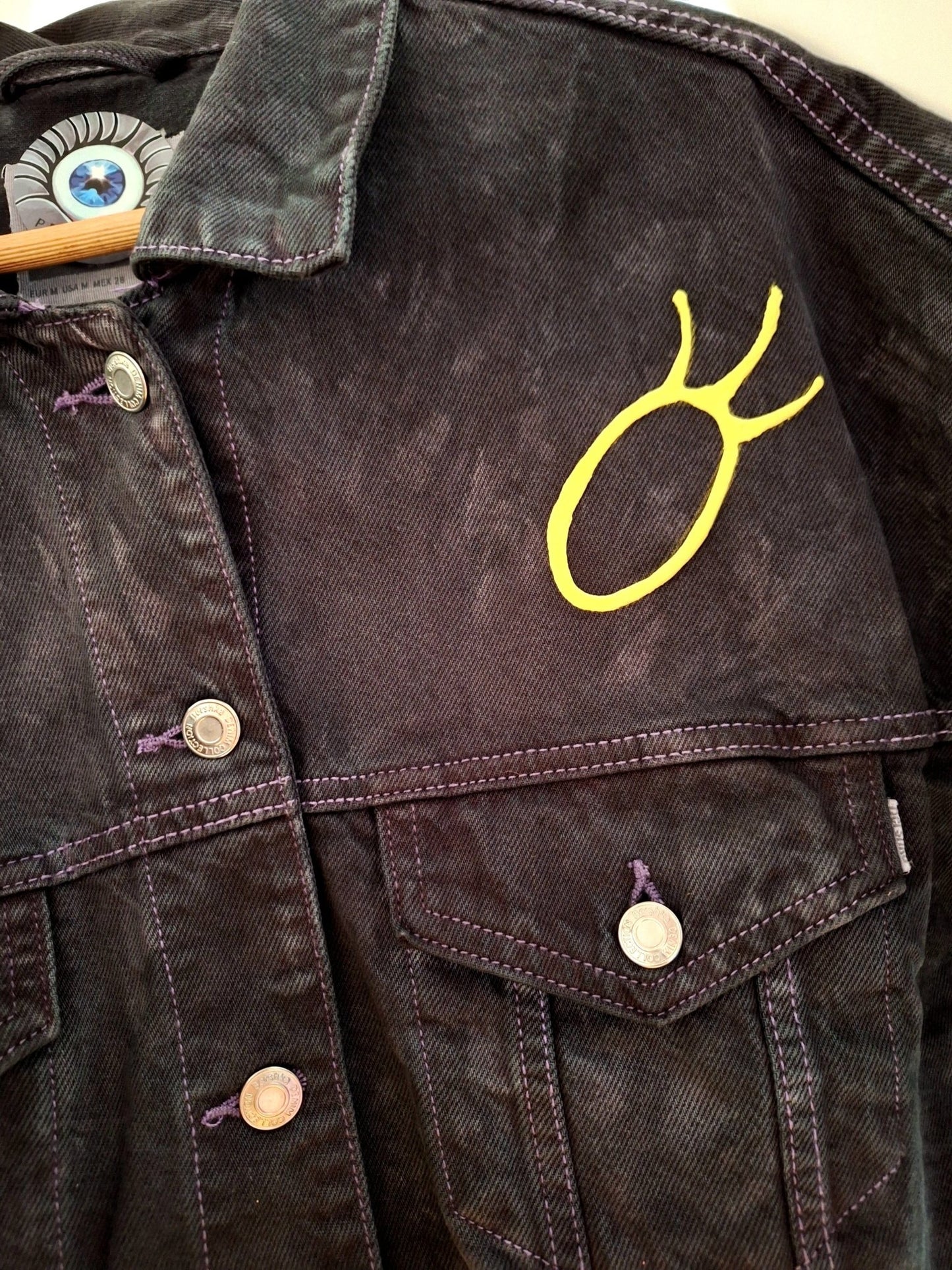 Chaqueta denim pintada a mano corazón Basquiat - Ropa pintada a mano en Pezojos