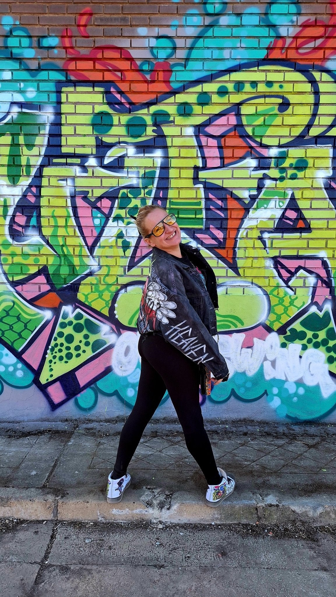 Chaqueta denim pintada a mano corazón Basquiat - Ropa pintada a mano en Pezojos