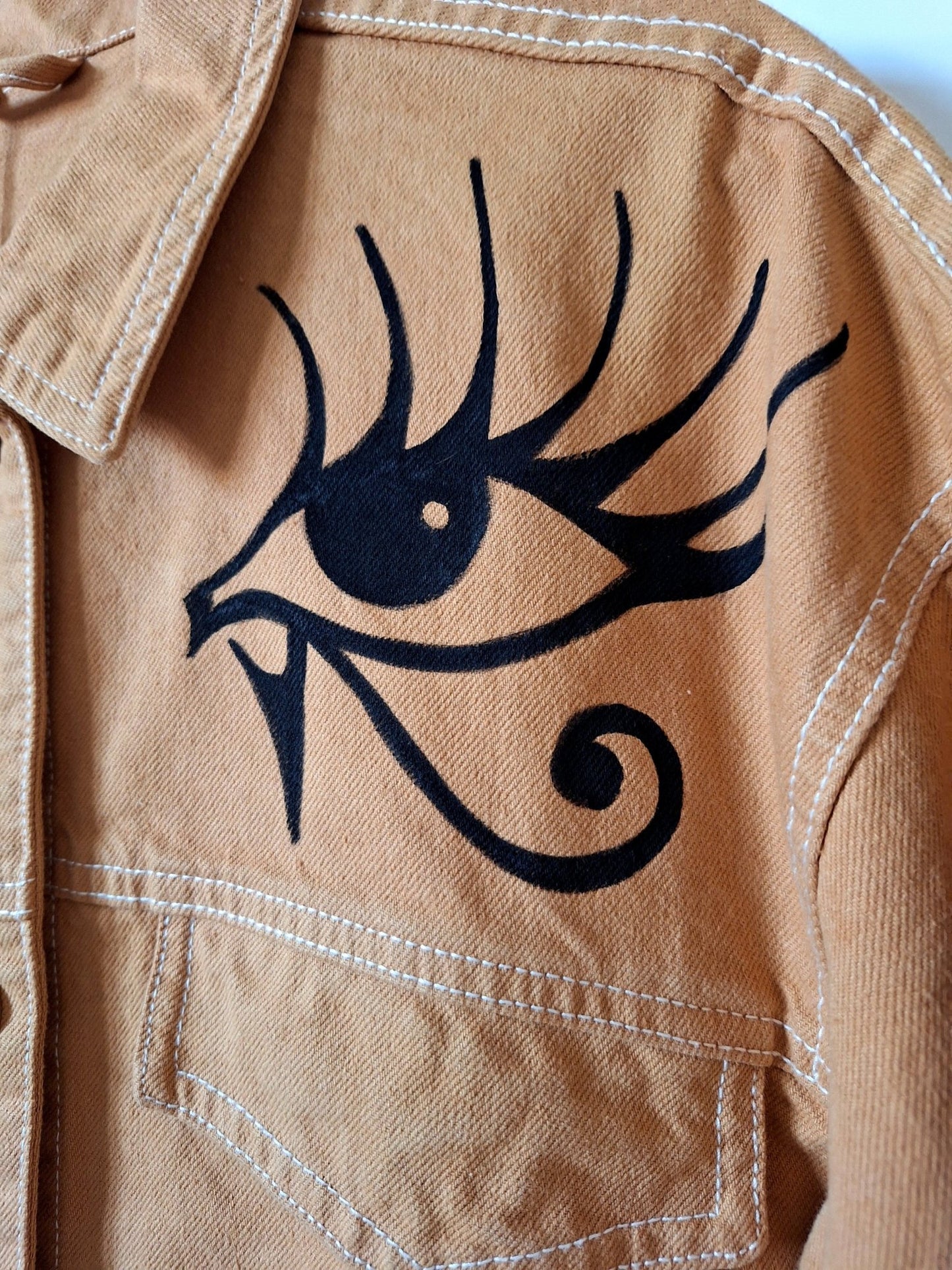 Chaqueta denim pintada Cleopatra - Ropa pintada a mano en Pezojos