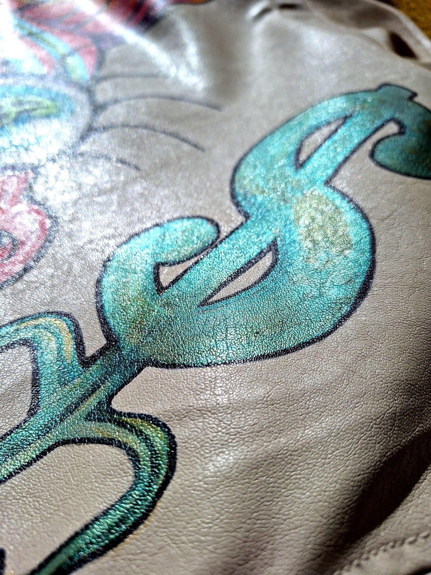 Chaqueta ecopiel bomber pintada a mano Pez dolar - Ropa pintada a mano en Pezojos