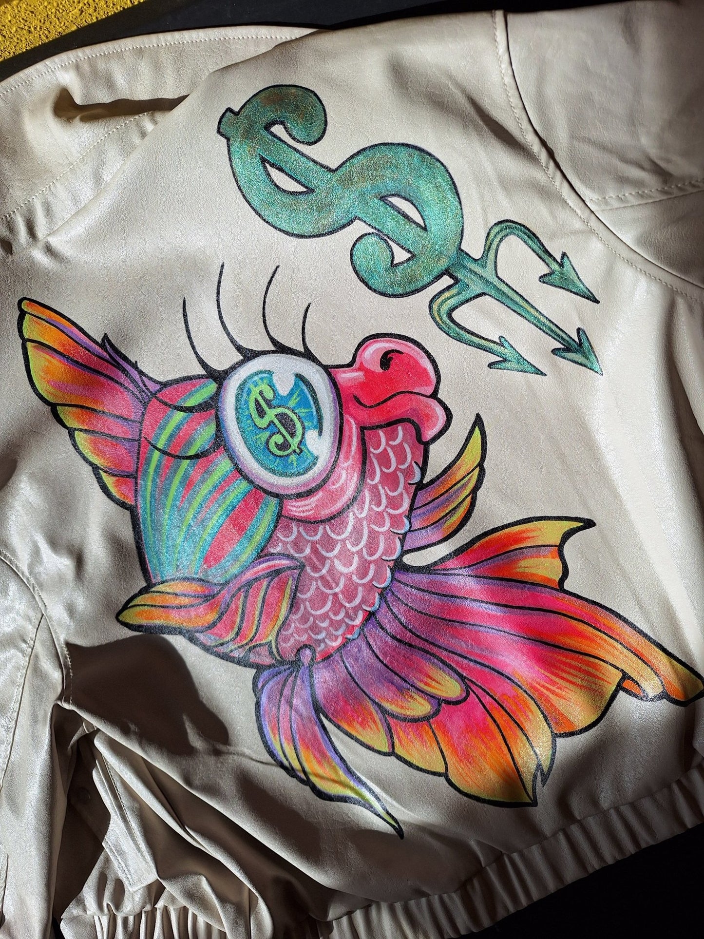 Chaqueta ecopiel bomber pintada a mano Pez dolar - Ropa pintada a mano en Pezojos