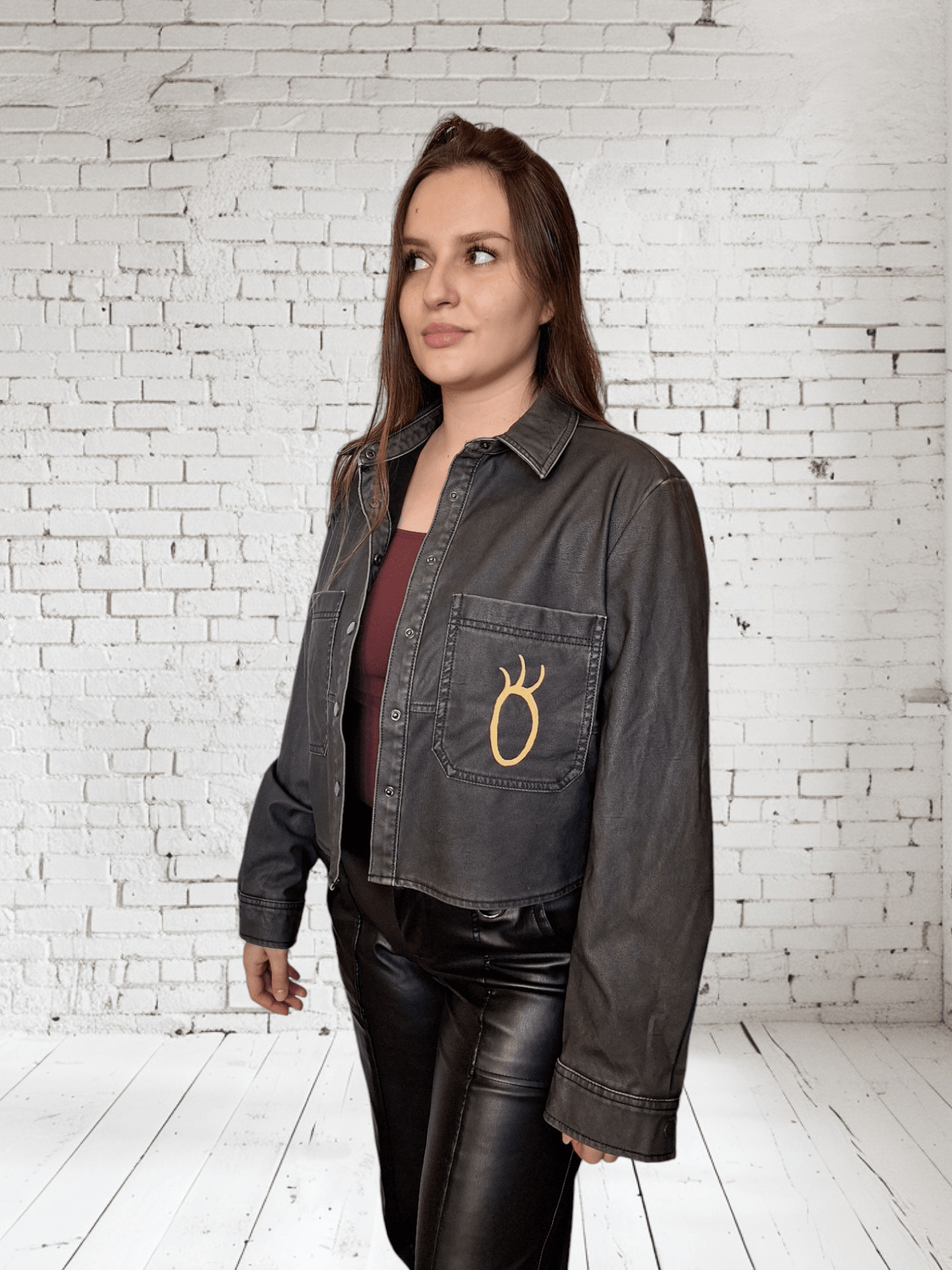 Chaqueta Gris oscuro Pintada a Mano – Sello de San Jorge - Ropa pintada a mano en Pezojos