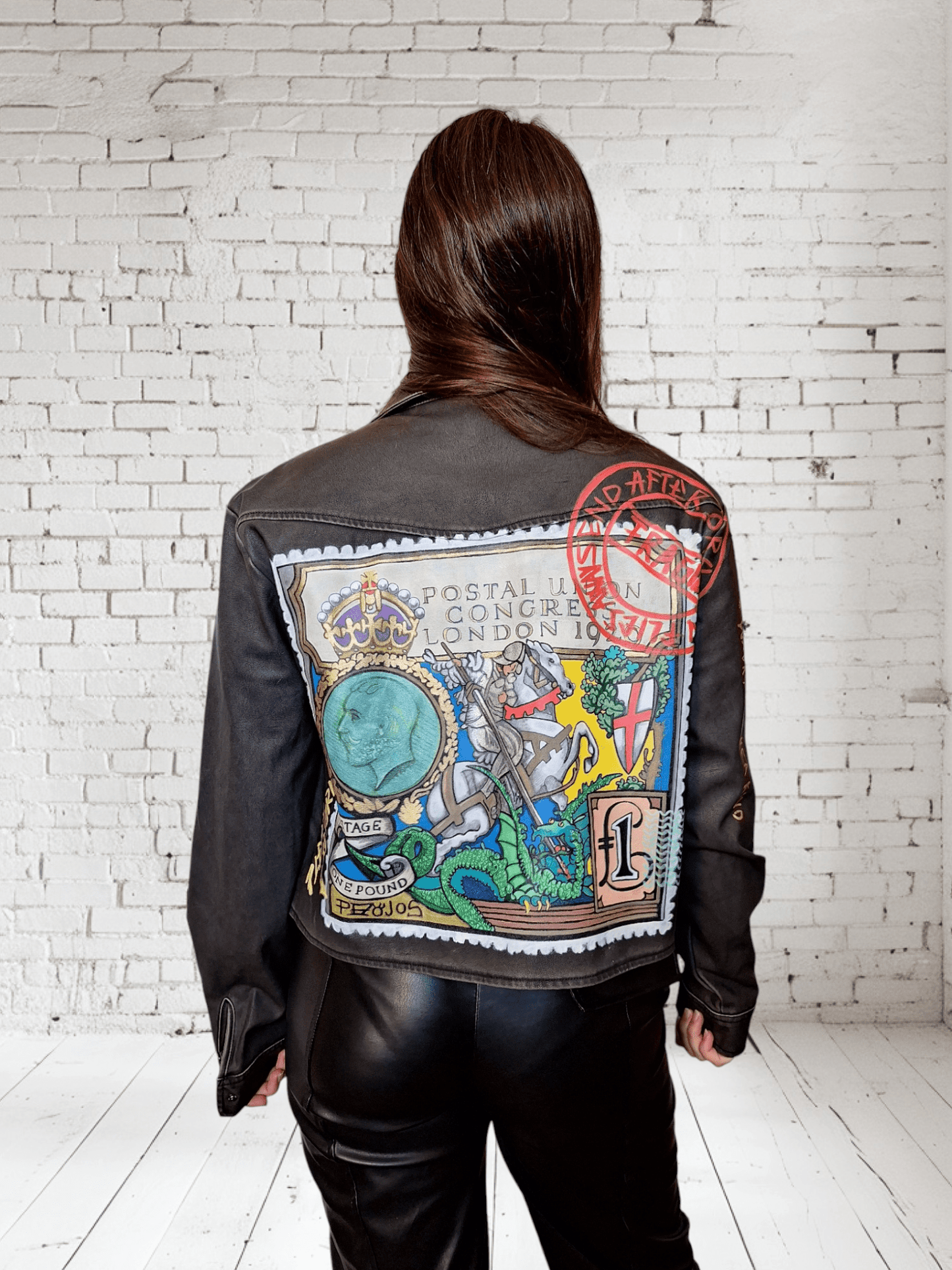 Chaqueta Gris oscuro Pintada a Mano – Sello de San Jorge - Ropa pintada a mano en Pezojos