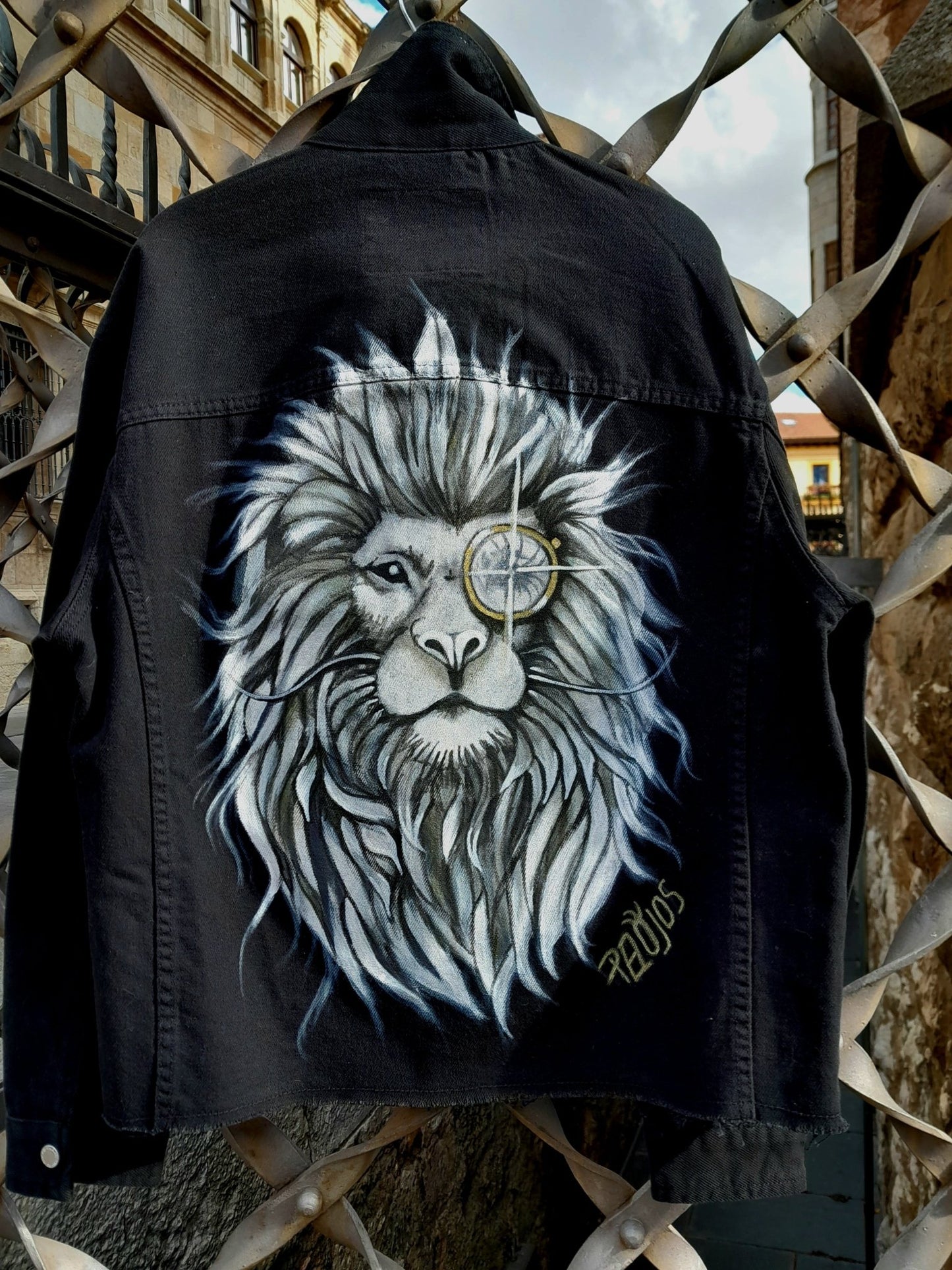 Chaqueta negra denim pintada Leon de Gaudí - Ropa pintada a mano en Pezojos