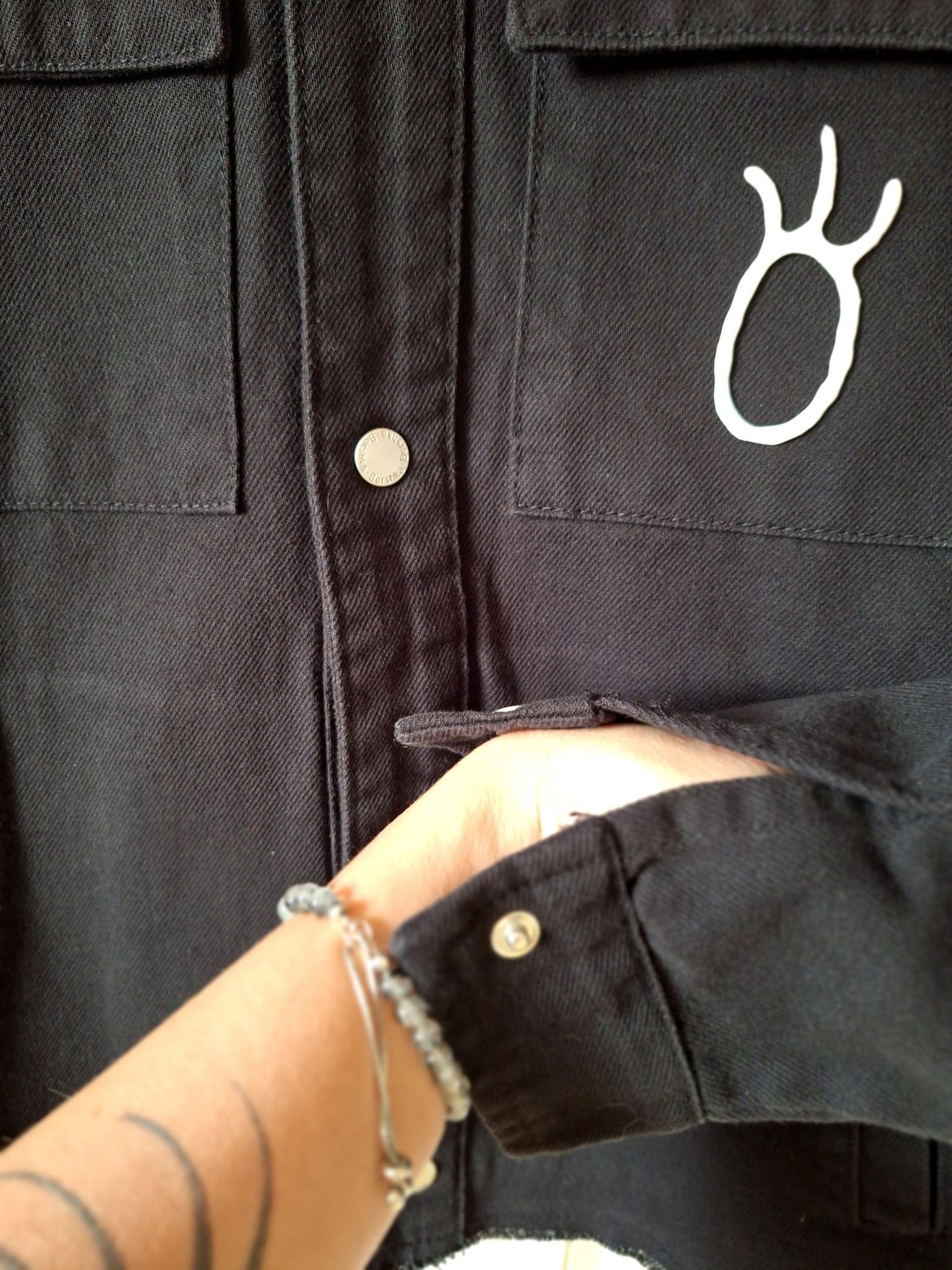 Chaqueta negra denim pintada Leon de Gaudí - Ropa pintada a mano en Pezojos
