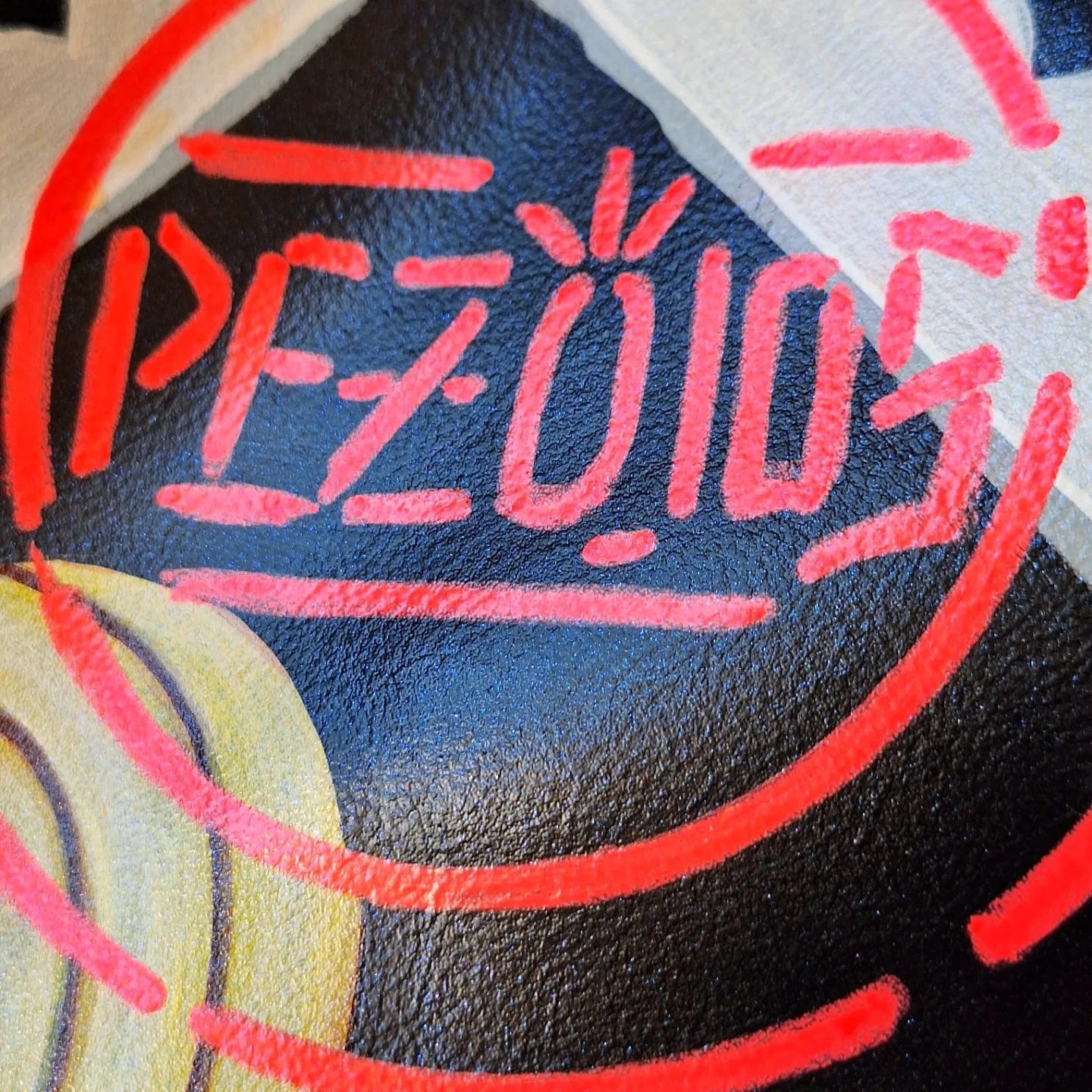 Maxi Bolso negro pintado a mano "Garbo pop" - Ropa pintada a mano en Pezojos