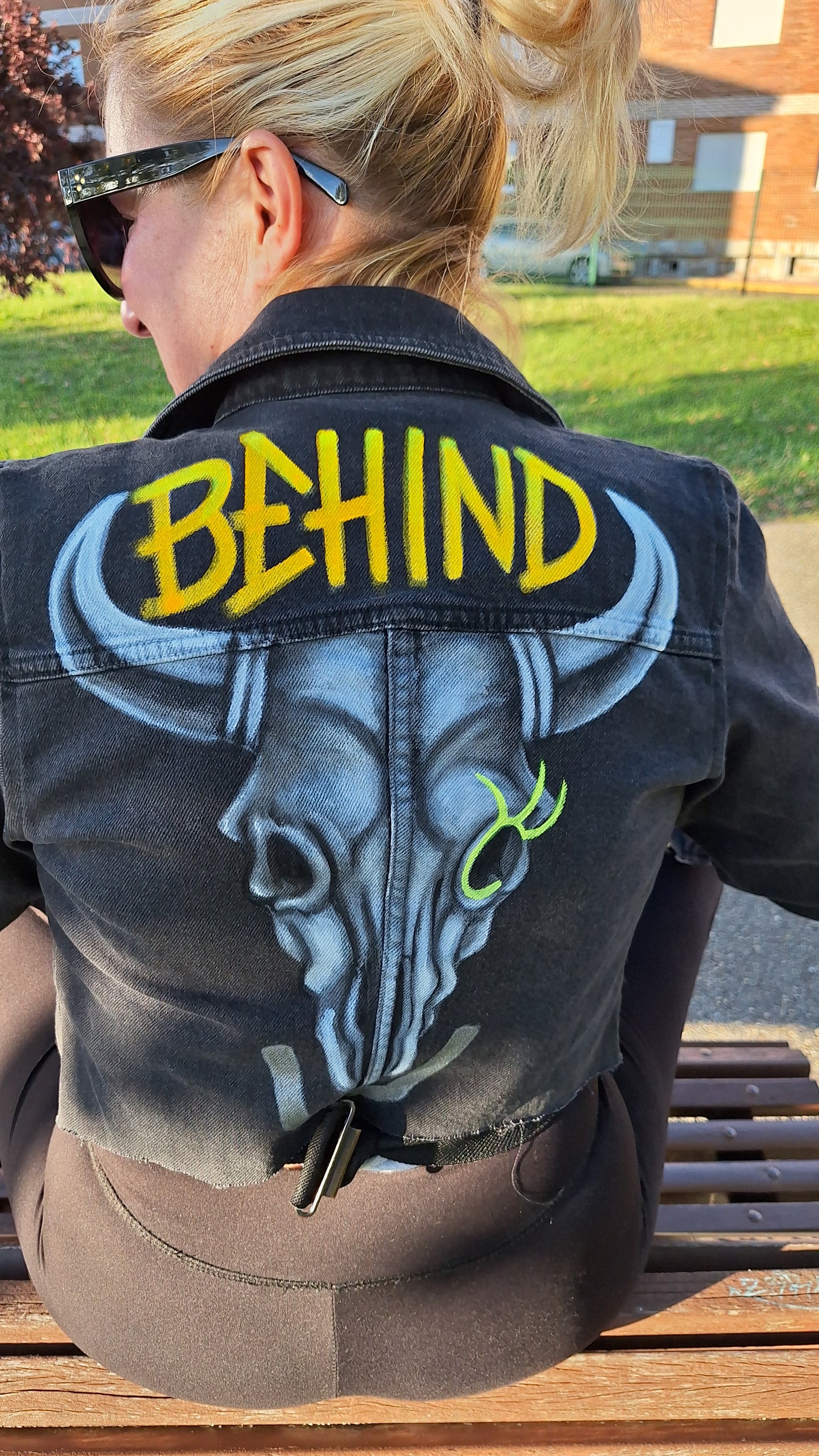 Chaqueta negra denim calavera con cuernos