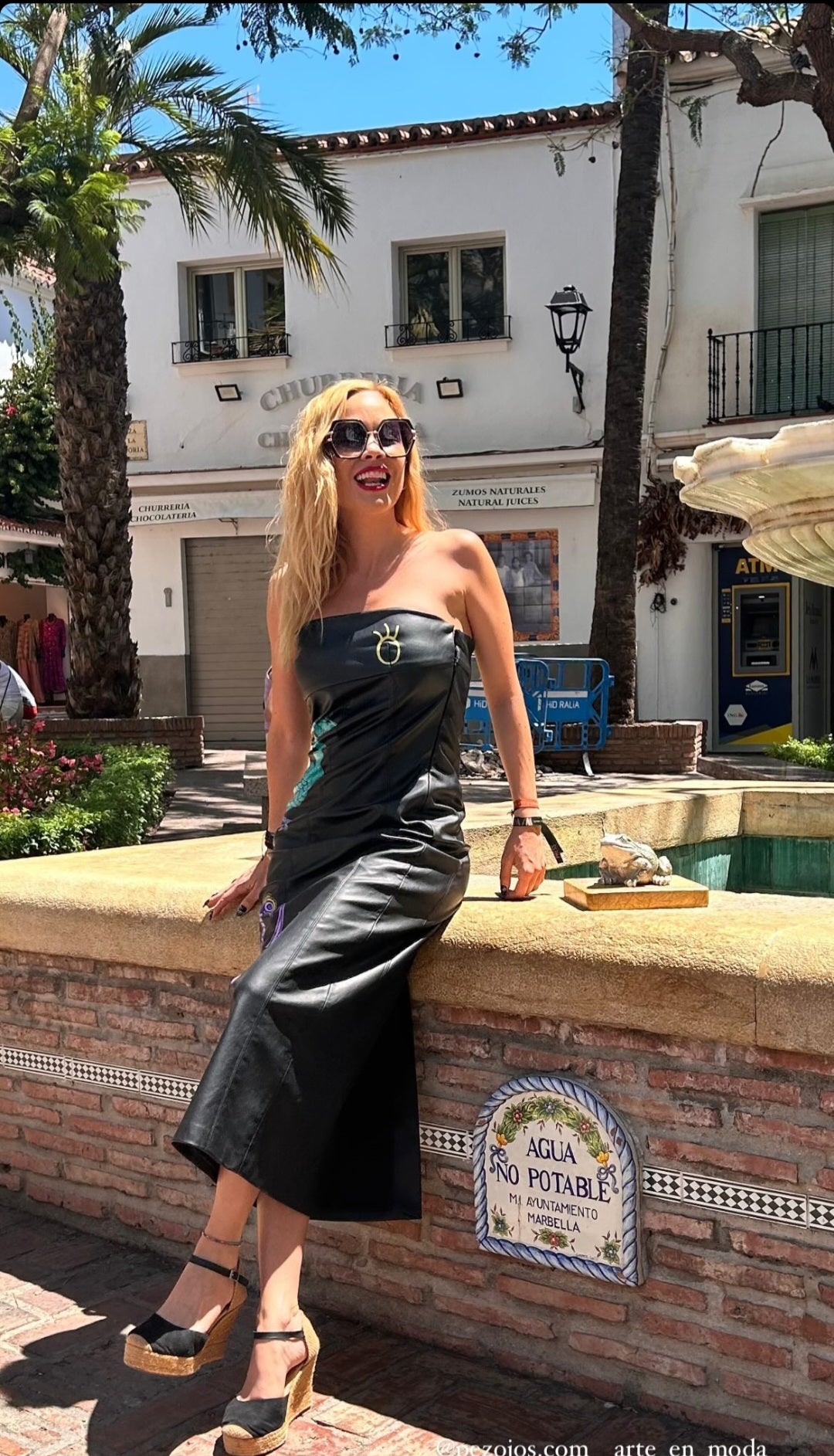 Vestido negro eco piel pintado a mano Pavo real - Ropa pintada a mano en Pezojos