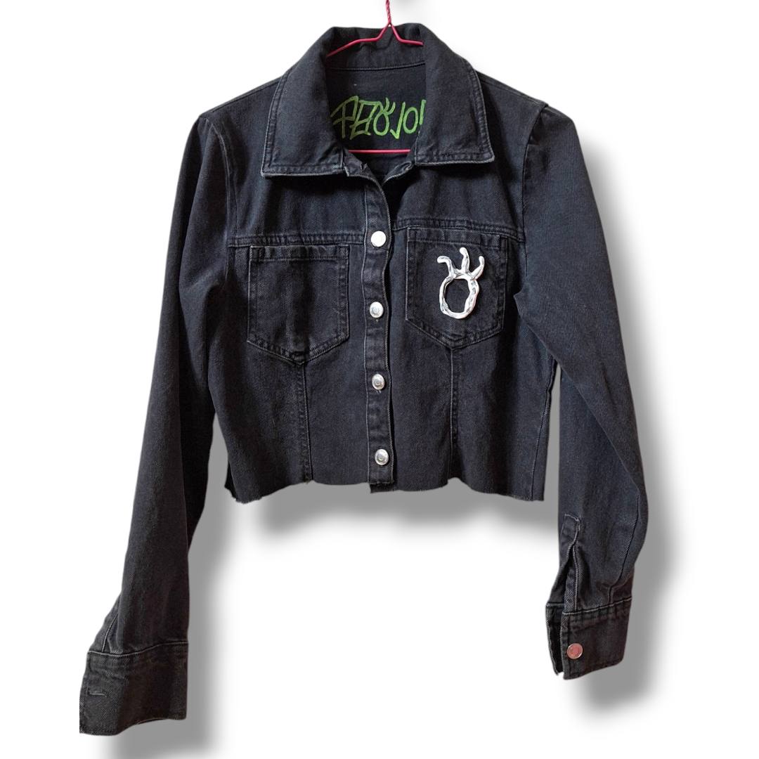 Chaqueta negra denim calavera con cuernos