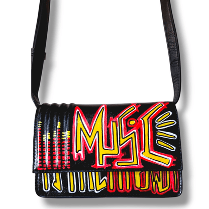 Bolso negro de polipiel customizado - Urbano y funcional para fiesta y festivales - Ropa pintada a mano en Pezojos