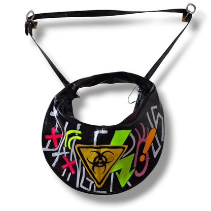 Bolso negro pintado a mano Biohazard - Ropa pintada a mano en Pezojos