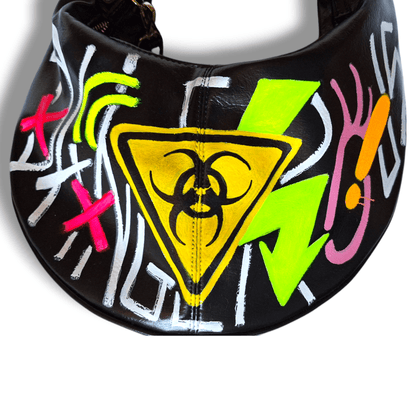 Bolso negro pintado a mano Biohazard - Ropa pintada a mano en Pezojos