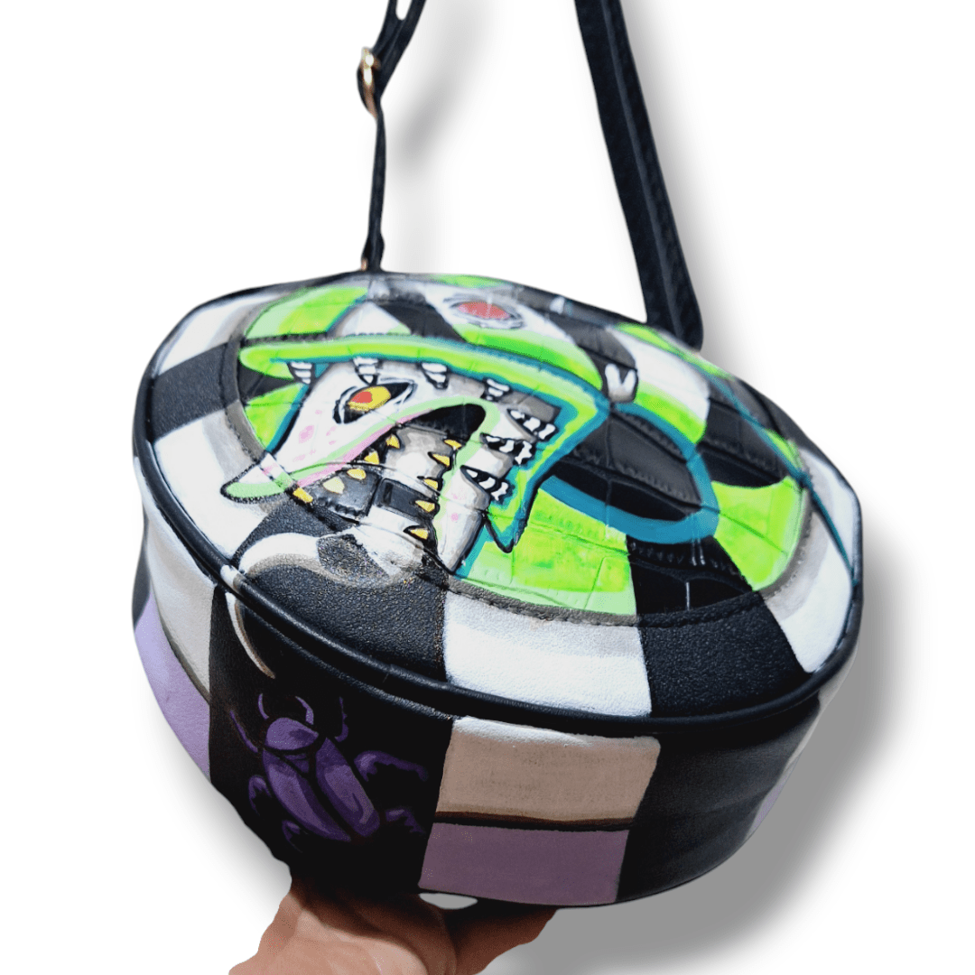 Bolso redondo pintado gusano serpiente Beetlejuice - Ropa pintada a mano en Pezojos