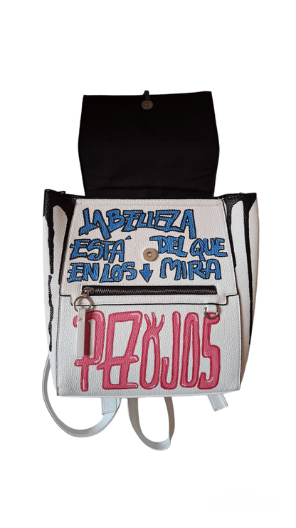 Mochila blanca pintada street art y Sketch - Ropa pintada a mano en Pezojos