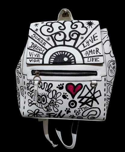 Mochila blanca pintada street art y Sketch - Ropa pintada a mano en Pezojos