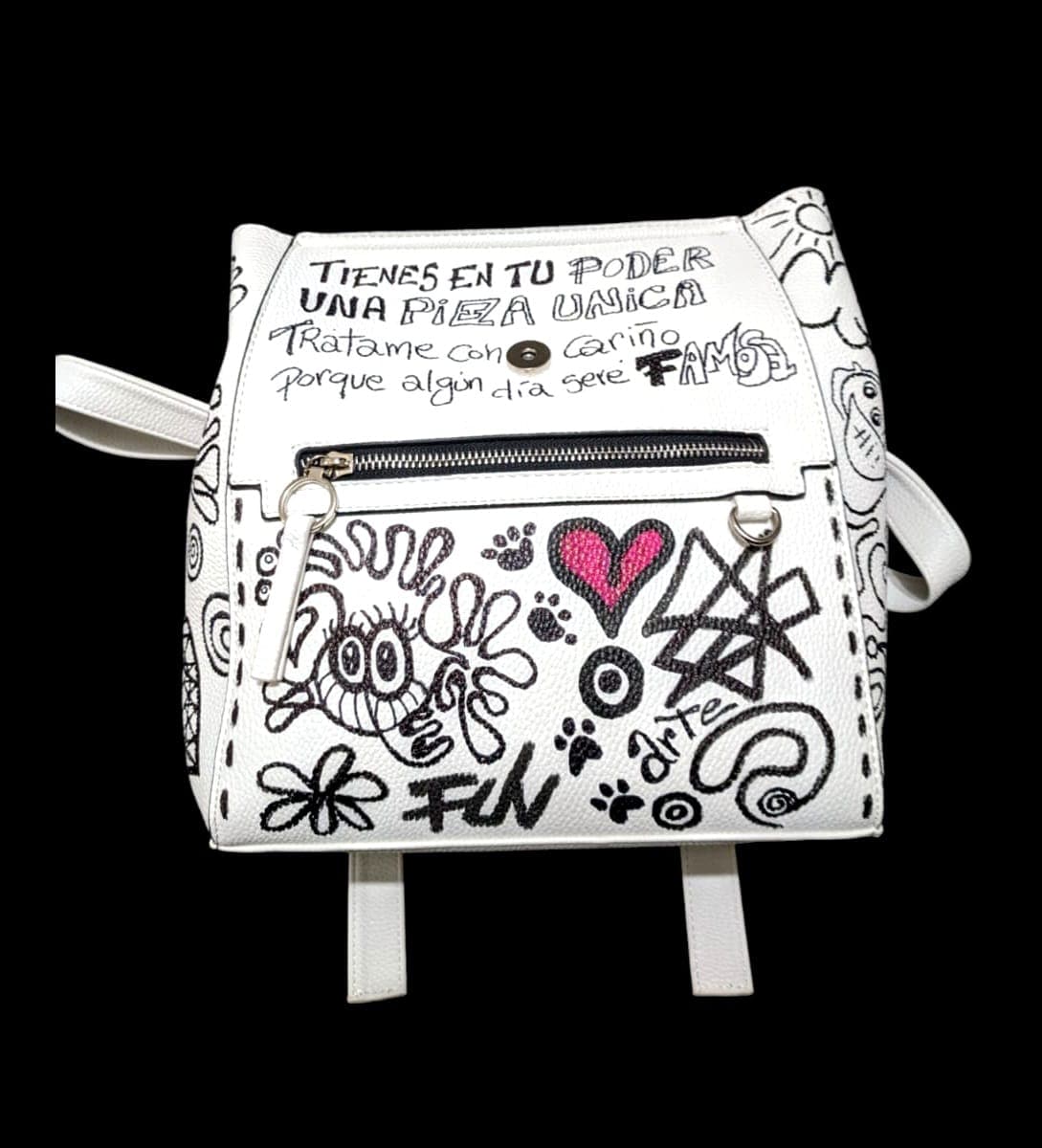 Mochila blanca pintada street art y Sketch - Ropa pintada a mano en Pezojos