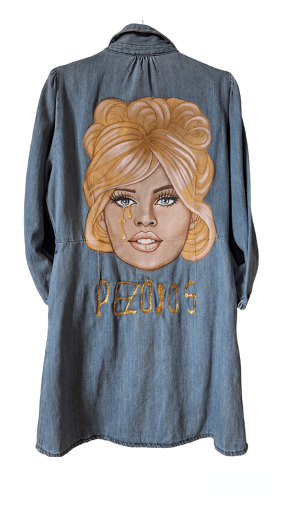 Vestido vaquero pintado Brigitte Bardot - Ropa pintada a mano en Pezojos